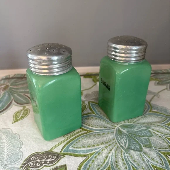 Vintage Jadite Flour and Sugar Shakers - Picture 2 of 6